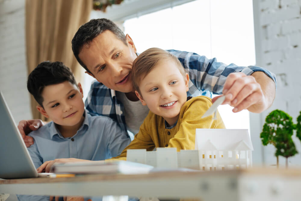 Dad talking to sons about solar feed-in tariffs