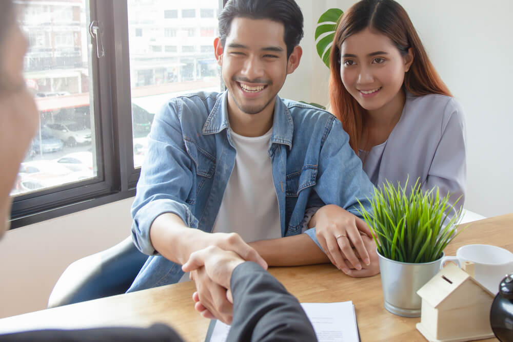 couple purchasing home loan with lenders mortgage insurance