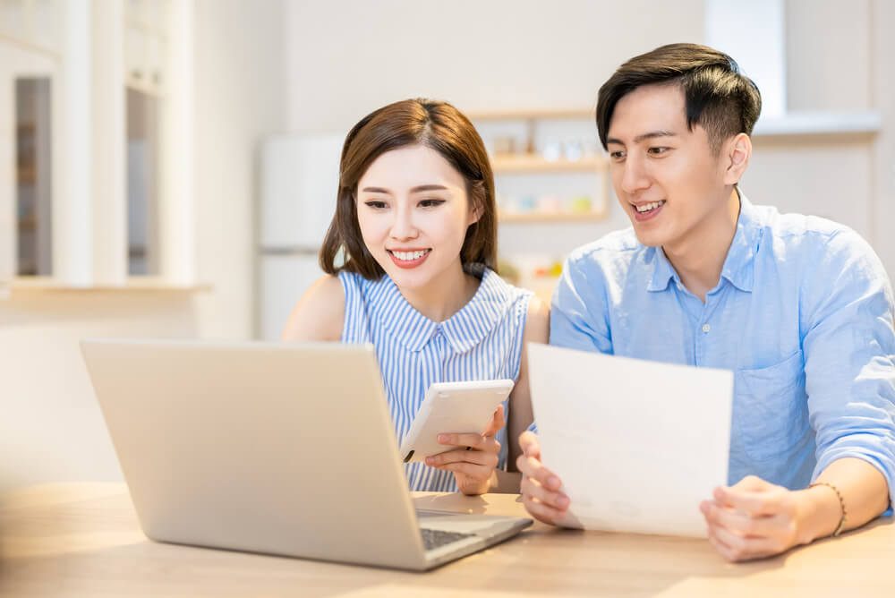 Couple working out ways to reduce electricity bill in lockdown
